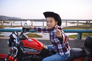 Biker-to-be tries his father’s motorcycle, on the way with Shanghai Hogs from Shanghai to The 2nd Harley-Davidson Motorcycle Festival in Huangshan (Yellow Mountains), China. Photo: Carl Myrén